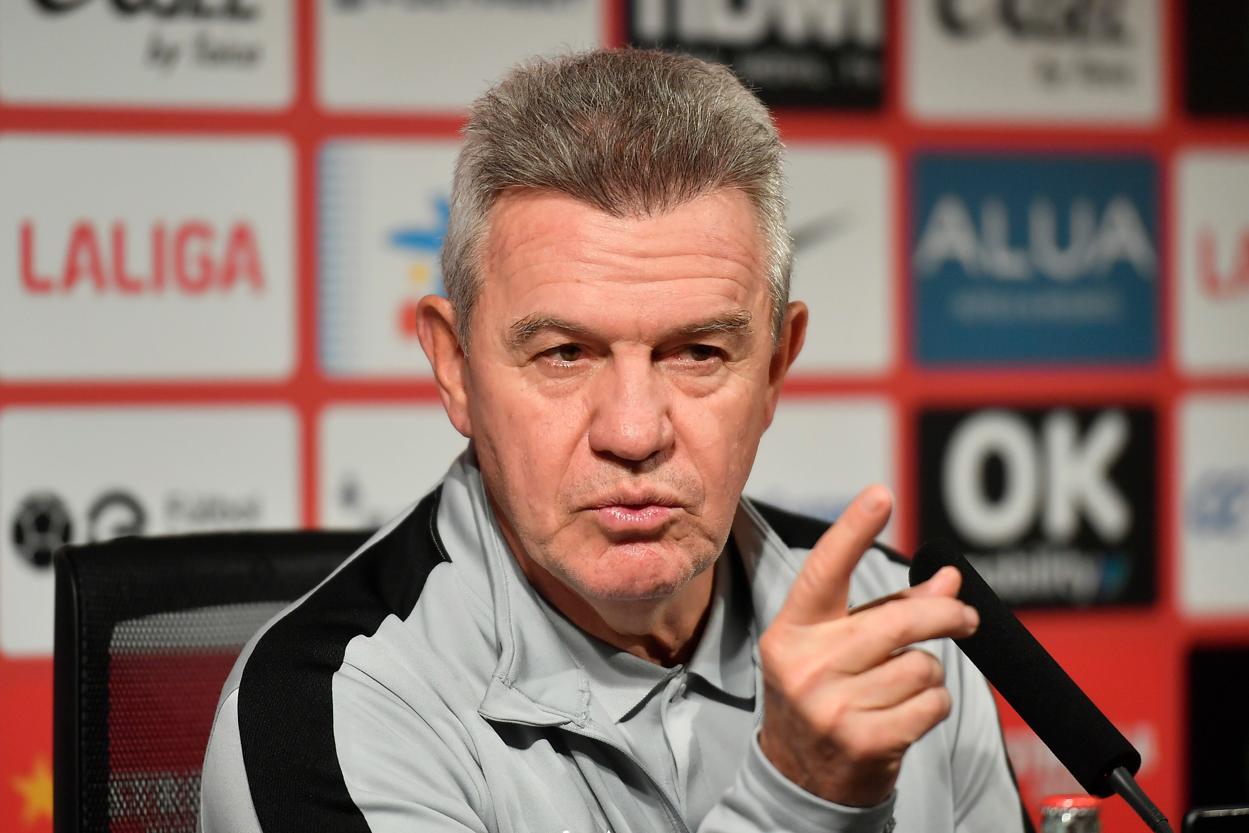 PALMA DE MALLORCA, 26/02/2024.- El técnico del RCD Mallorca Javier Aguirre durante la rueda de prensa previa a la semifinal de Copa del Rey, este lunes en Palma de Mallorca. El Mallorca abrirá las puertas de Son Moix para que 750 aficionados puedan ver por televisión el partido de vuelta de las semifinales de la Copa del Rey ante la Real Sociedad que se disputará este martes en el estadio Reale Arena de la capital guipuzcoana. EFE/MIQUEL A. BORRÀS
