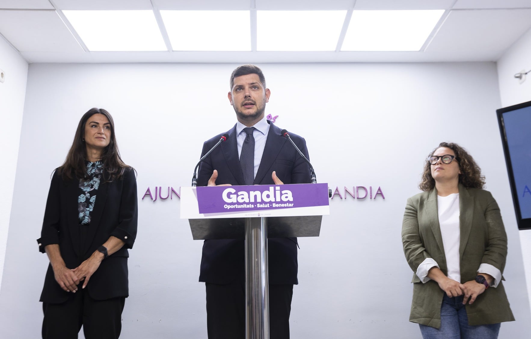 José Manuel Prieto, alcalde de Gandia, junto a Balbina Sendra y Alícia Izquierdo, tenientes de alcalde.