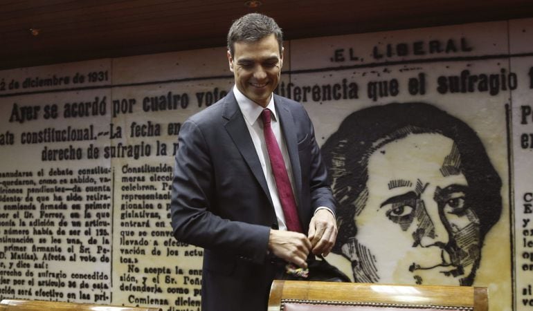 El líder del PSOE, Pedro Sánchez, durante la presentación de su propuesta para un nuevo Estatuto de los Trabajadores, en una reunión del grupo socialista en la Cámara Alta y horas antes de que el Congreso debata una proposición de ley sobre esta iniciativ