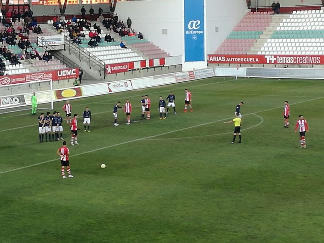 El jugador del Zamora CF; Carlos Ramos, se dispone a sacar una falta