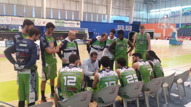 David Mangas dando indicaciones a sus jugadores en un tiempo muerto 