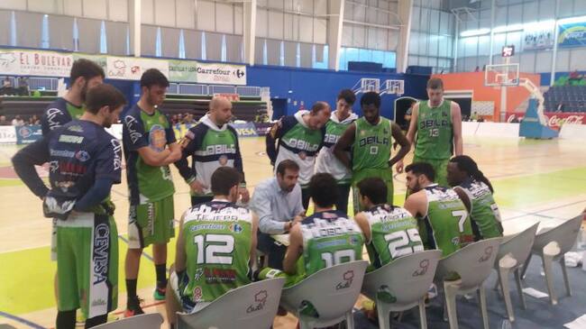 David Mangas dando indicaciones a sus jugadores en un tiempo muerto