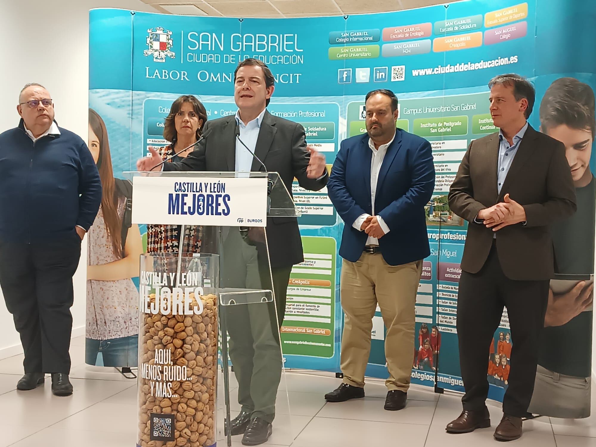 Mañueco da inicio a la precampaña del PP en Aranda para las elecciones del 15M junto a miembros de la candidatura popular por Burgos, entre ellos el ribereño Alberto Rasero (segundo por la derecha)