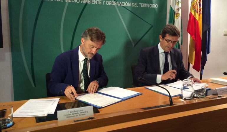 José Fiscal López -a la izquierda-, consejero de Medioambiente y Ordenación del Territorio de la Junta de Andalucía, y Jorge Paradela, cirector de Relaciones Corporativas de Heineken España en el momento de la firma del convenio 