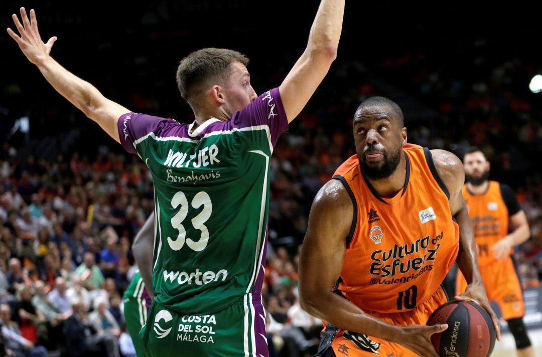 GRAF3552. VALENCIA, El ala pivot estadounidense del Valencia Basket Will Thomas (d) intenta superar al ala pivot canadiense del Unicaja de Málaga Kyle Wiltjer, durante el tercer partido del playoff de cuartos de final de la Liga Endesa que se disputa esta noche en el Pabellón Fuente de San Luis. EFE, Miguel Ángel Polo