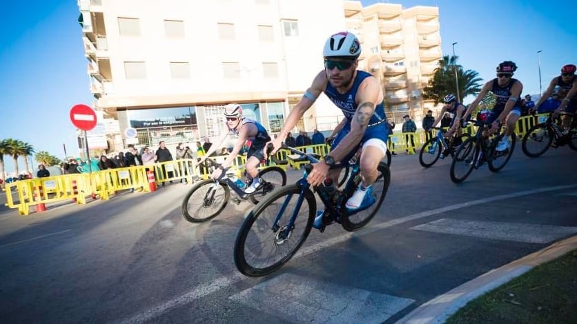 El triatleta de la UA, Roberto Sánchez Mantecón ha finalizado su preparación para los Juegos Olímpicos de París.