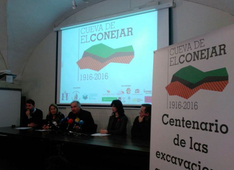 Momento de la presentación de las actividades del Centenario de la cueva de El Conejar en el Museo Provincial de Cáceres