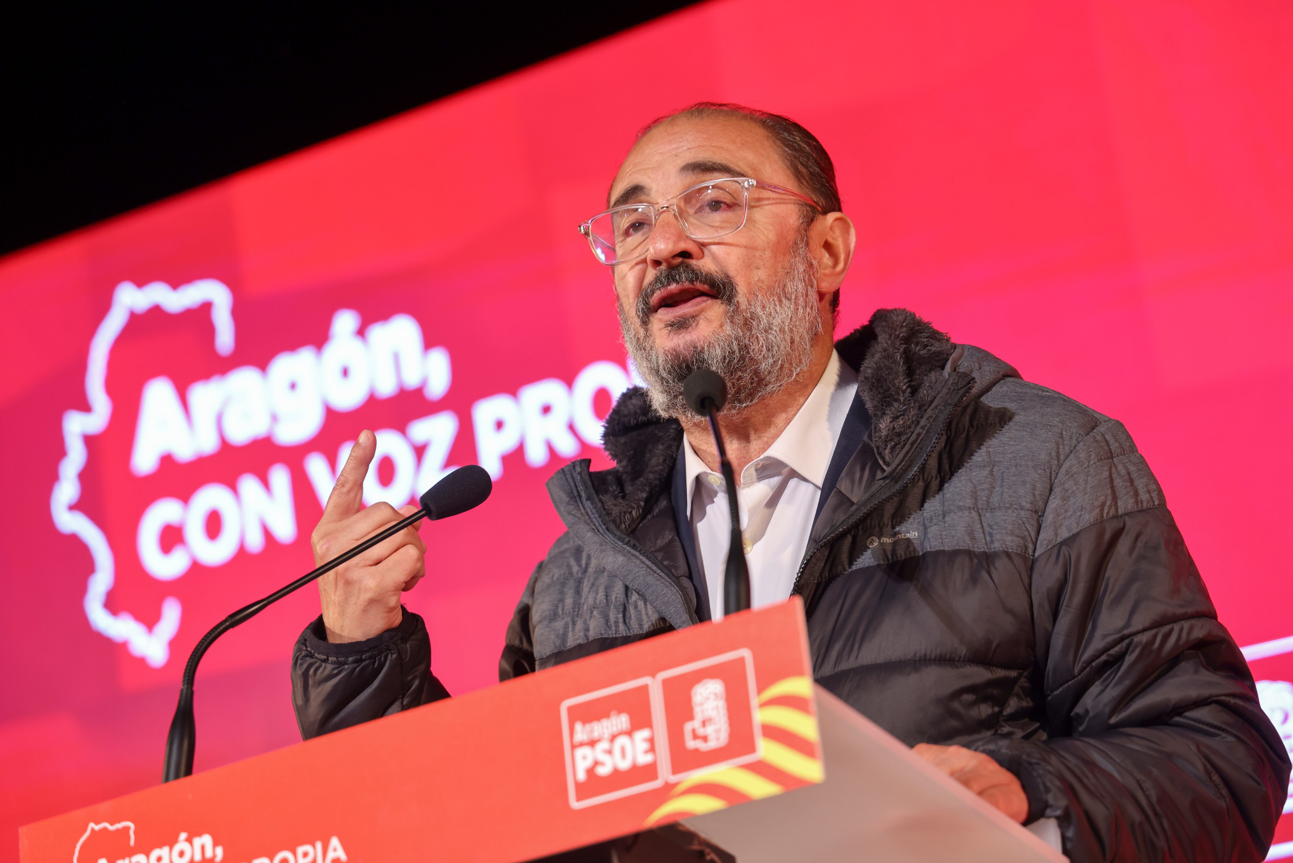 ZARAGOZA, 12/05/2023.- El candidatos del PSOE a la Presidencia del Gobierno de Aragón, Javier Lambán, al inicio de la campaña de las elecciones autonómicas y municipales del 28 de mayo.EFE/ Toni Galán
