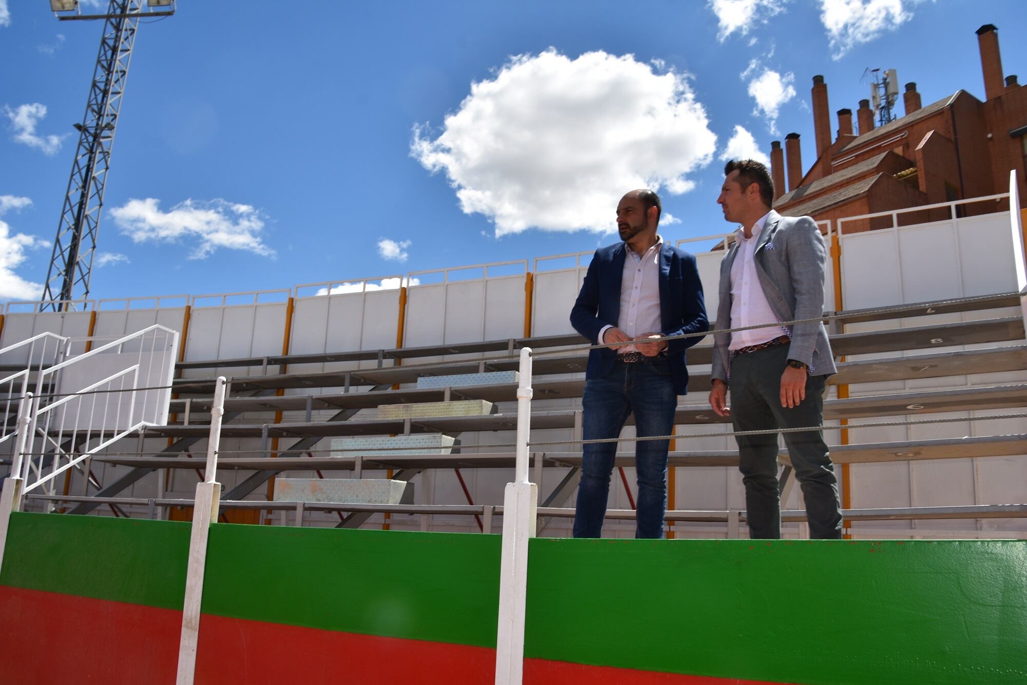Fernando Torres y Lorenzo Borruel en el nuevo graderío de la plaza de toros.
