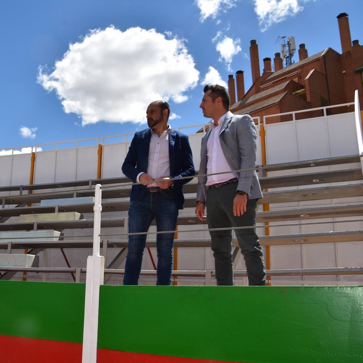 El ayuntamiento instala un graderío en la zona de sol de la plaza de toros de Barbastro