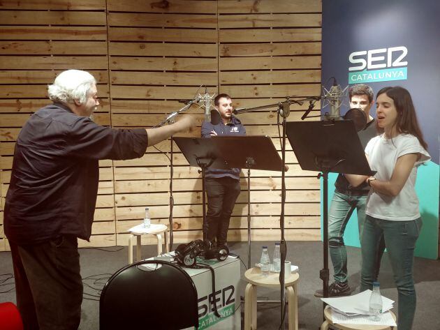 Mario Gas, en un moment de l'enregistrament, es dirigeix a Paula Brujats, Jordi Manau i Santi Ovalle