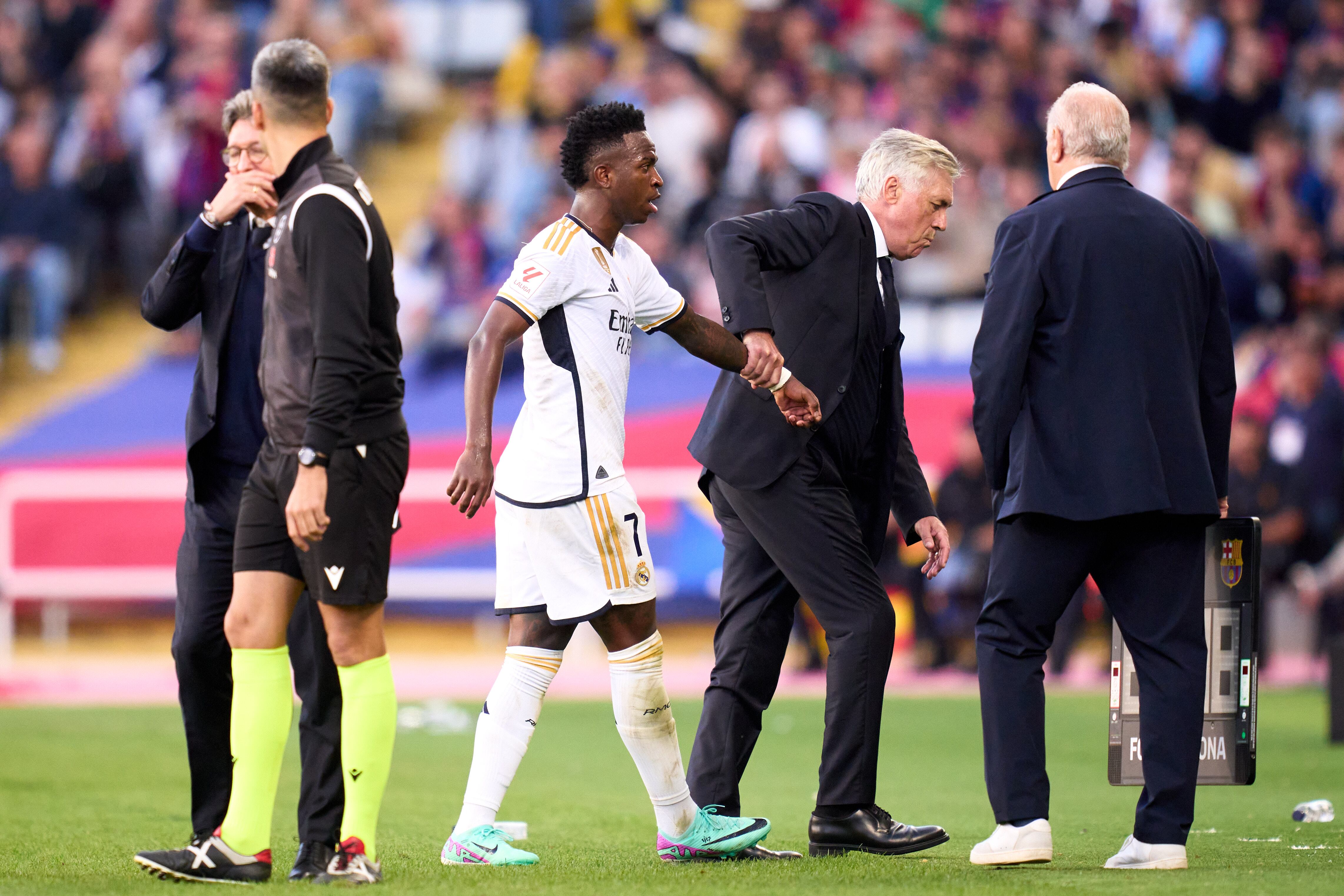 Carlo Ancelotti saca a Vinicius del campo durante el Barça - Madrid