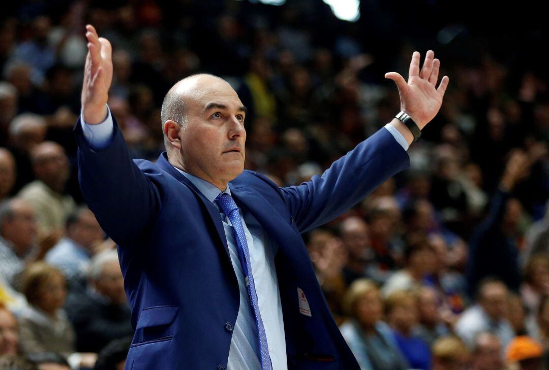 GRAF5758. VALENCIA, 24112018.- El entrenador del Valencia Basket Jaume Ponsarnau da instrucciones a sus jugadores durante el partido de la décima jornada de Liga que disputan en Valencia. EFE Miguel Ángel Polo