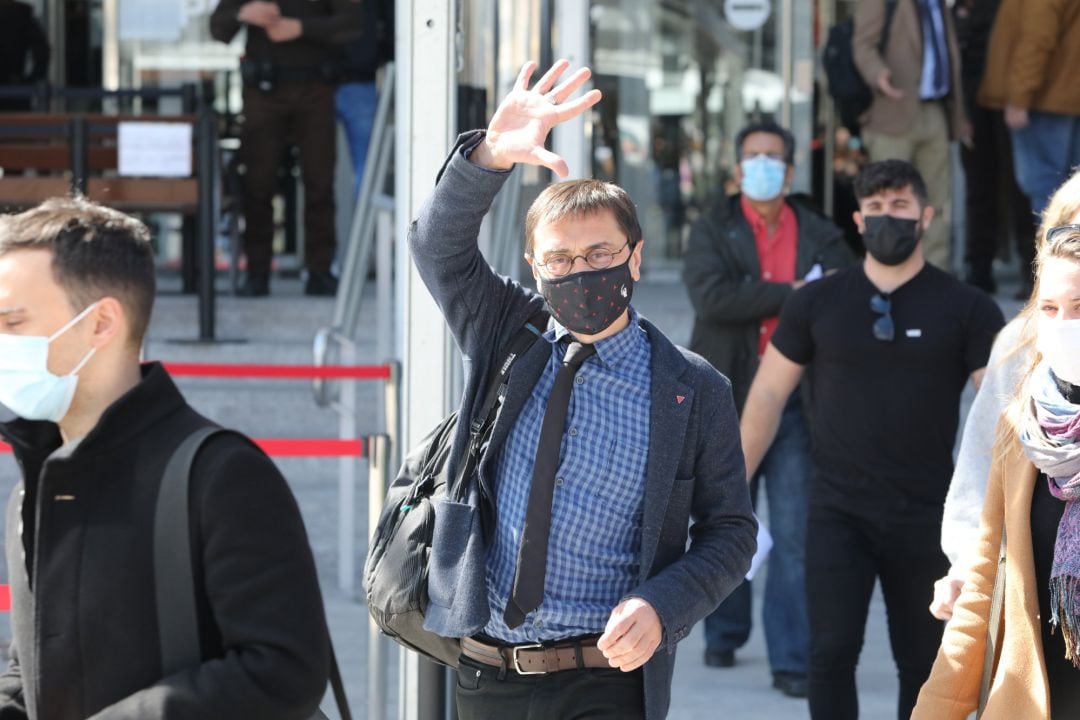 El cofundador de Podemos Juan Carlos Monedero saluda a su salida de los Juzgados de Plaza de Castilla tras declarar como imputado por la presunta financiación irregular del partido 'morado' en el caso ‘Neurona’, en Madrid, (España), a 15 de marzo de 2021. Monedero ha sido imputado después de que la Unidad de Delincuencia Económica y Fiscal (UDEF) indicara en un informe del pasado 3 de noviembre que el ex dirigente 'morado' cobró 26.200,31 euros de Neurona Consulting --la matriz mexicana de Neurona Comunidad-- por supuestos servicios de consultoría política que no habría prestado. Los investigadores sostienen que la única justificación de este pago sería una "factura falsa".