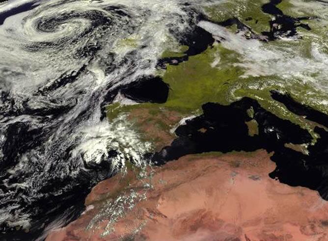 Imagen tomada por el satélite Meteosat que prevé para este martes, chubascos localmente fuertes en la costa cantábrica y el norte de Castilla y León