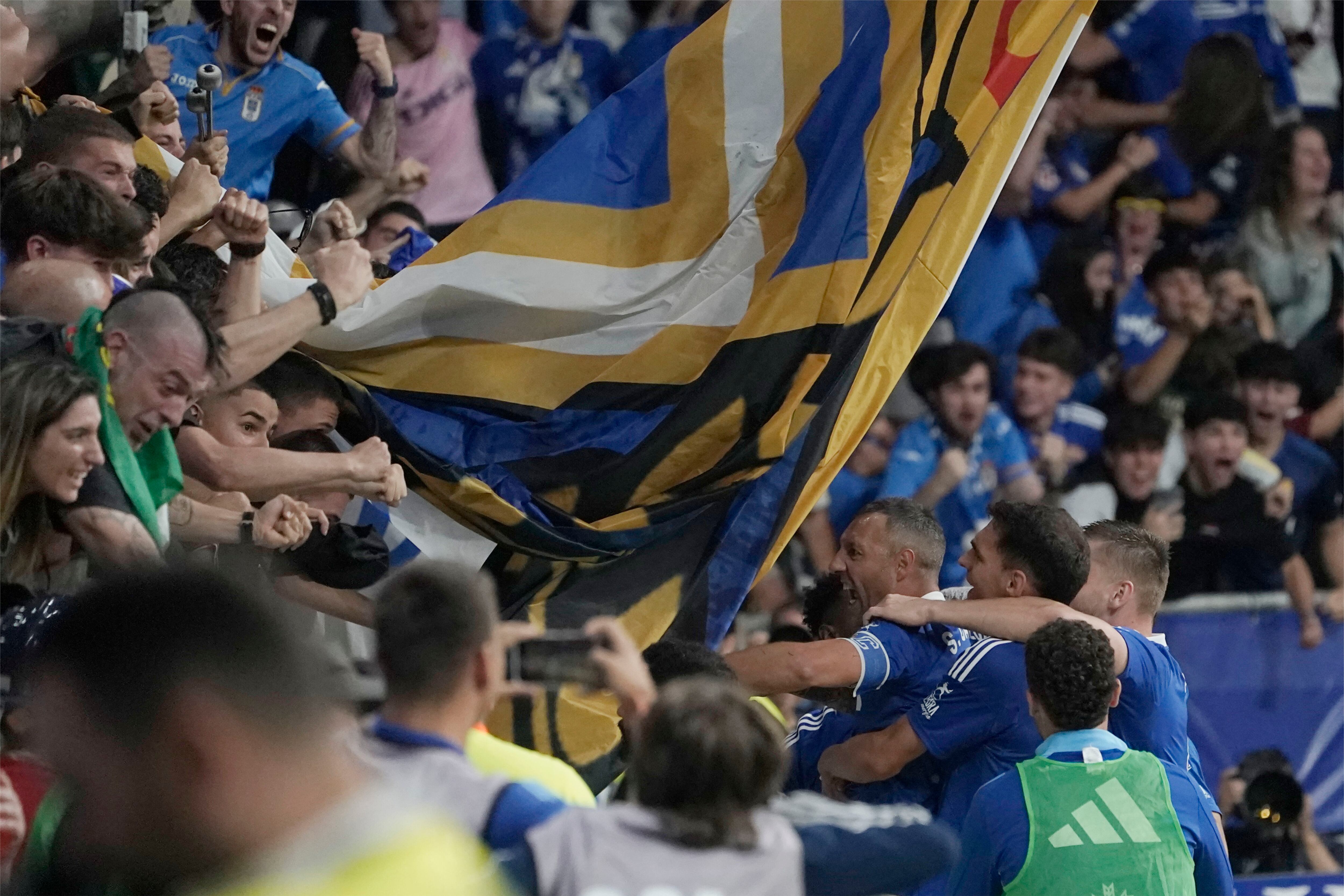 Cazorla celebra con la afición del Oviedo su gol ante el Almería