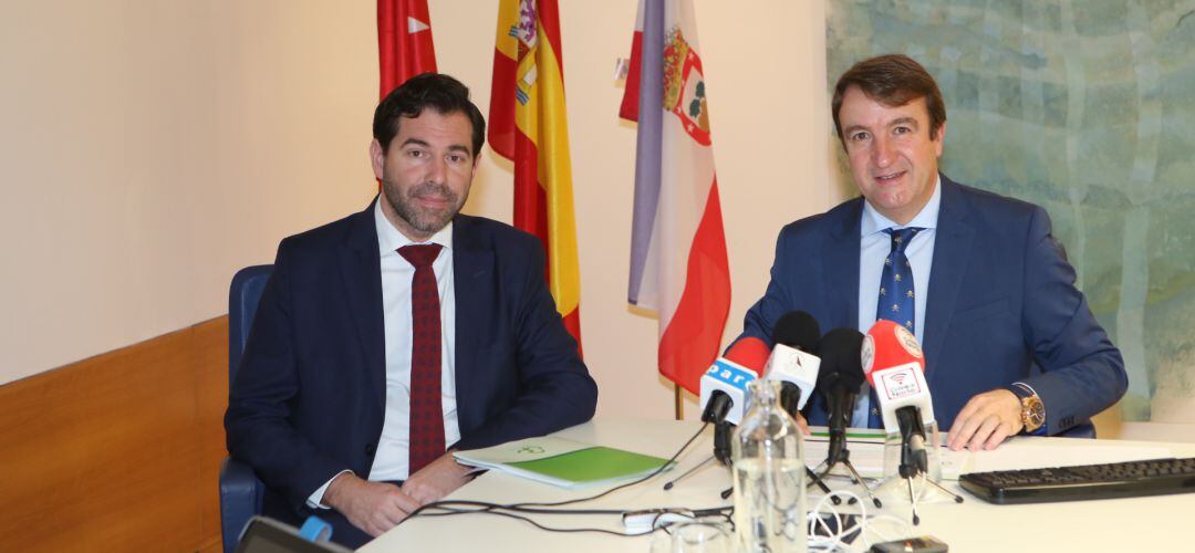 Javier Juárez, concejal de Hacienda y Jesús Moreno, alcalde de Tres Cantos en rueda de prensa
