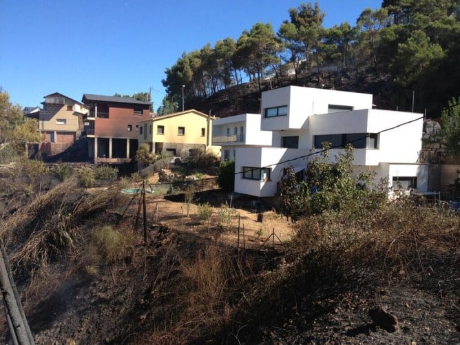 Les flames van llepar les parets de tanca i jardins de la zona afectada a Vallirana
