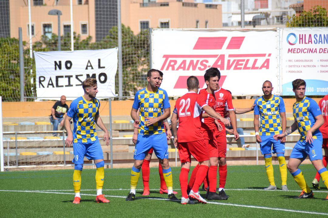 Jugadores del Dénia y Pego durante un partido.
