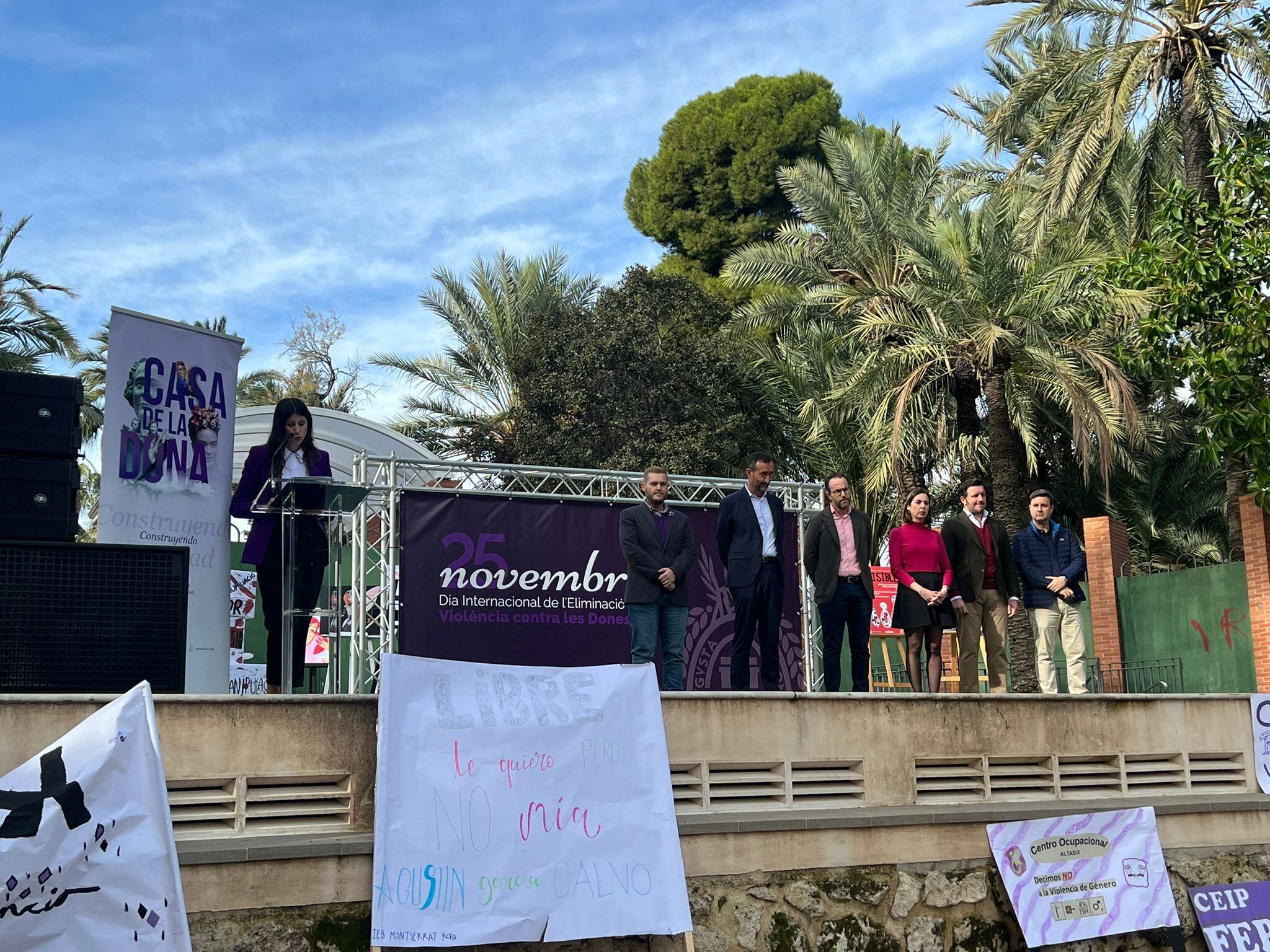 Jessica Aniorte lee el manifiesto institucional con motivo del Día Internacional de la Eliminación de la Violencia contra las Mujeres en Elche