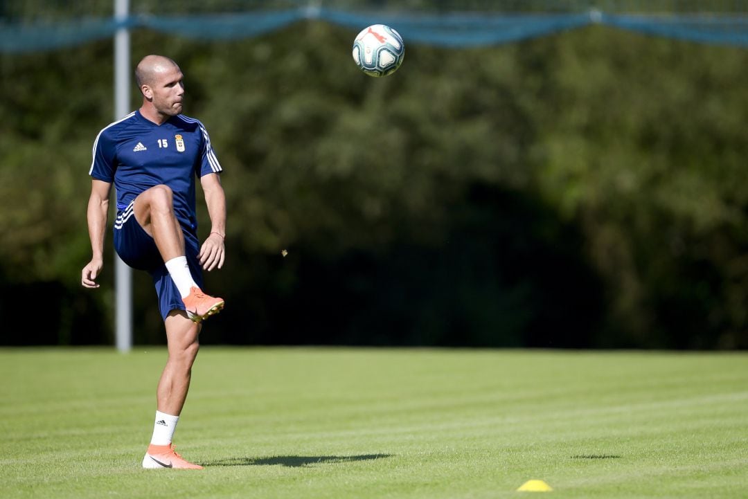 Alfredo Ortuño golpea el balón durante el entrenamiento