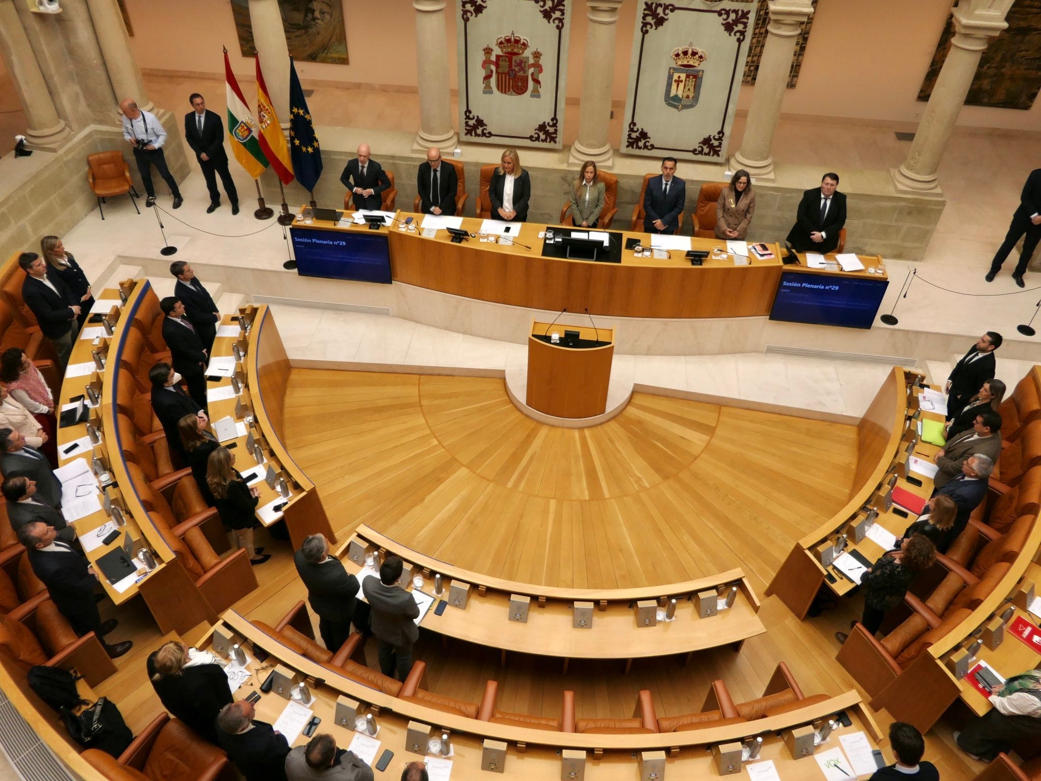 El Parlamento de La Rioja ha guardado un minuto de silencio en recuerdo de las víctimas de la catástrofe causada por la DANA | Parlamento de La Rioja