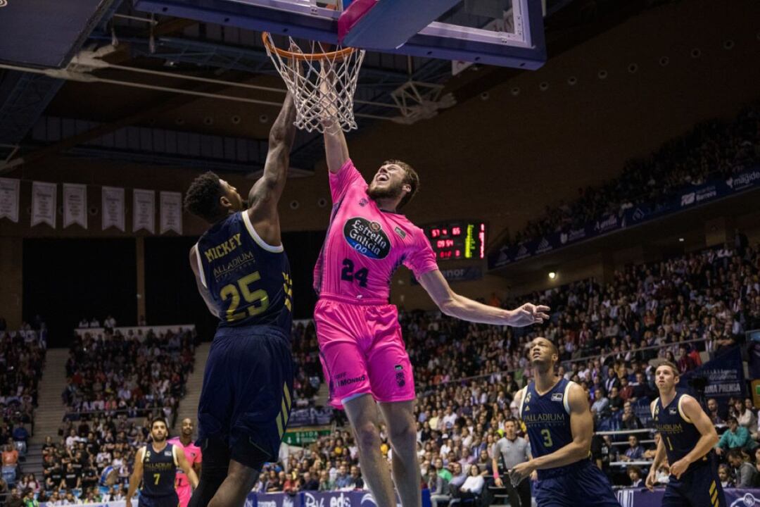 Mike Daum haciendo un mate ante Jordan Mickey en el partido contra el Real Madrid de la pasada temporada