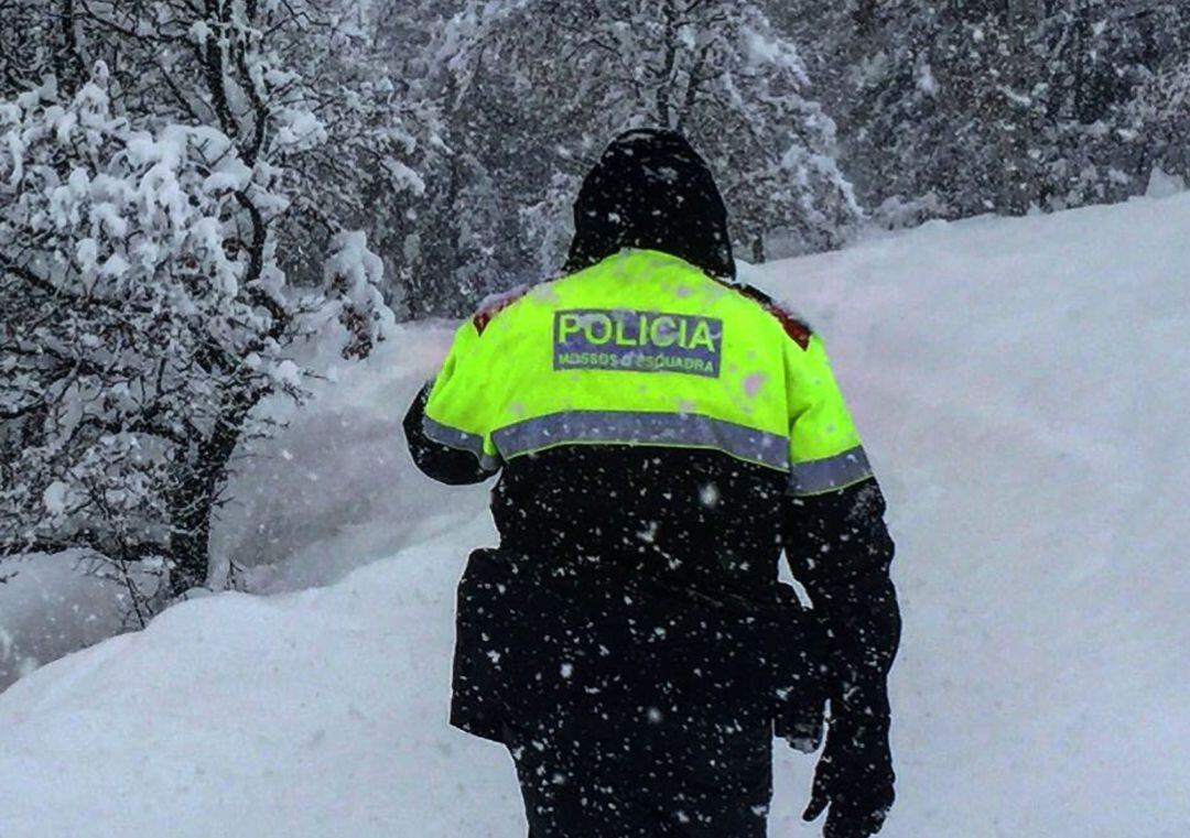 Mosso d'Esquadra caminant per la neu