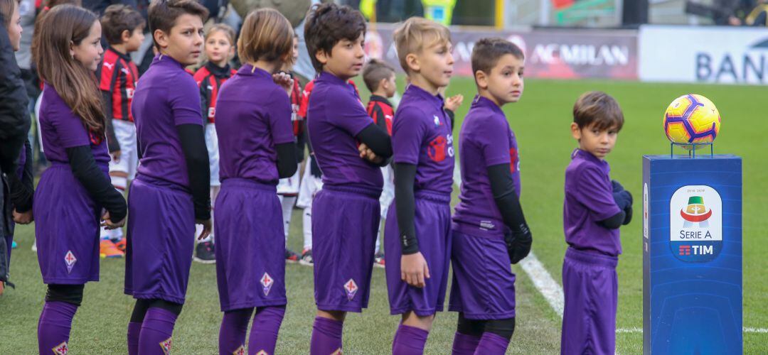 Un grupo de niños en la previa de un partido de la serie A