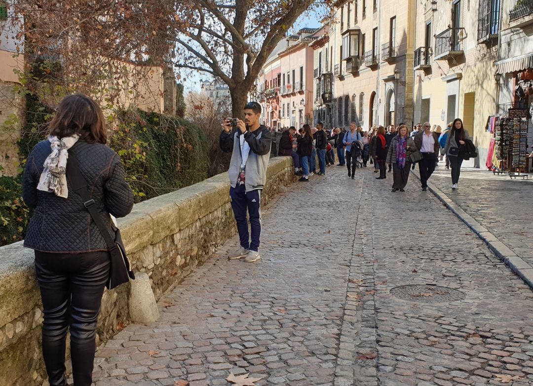 Turistas en la Carrera del Darro de Granada esta pasada Navidad