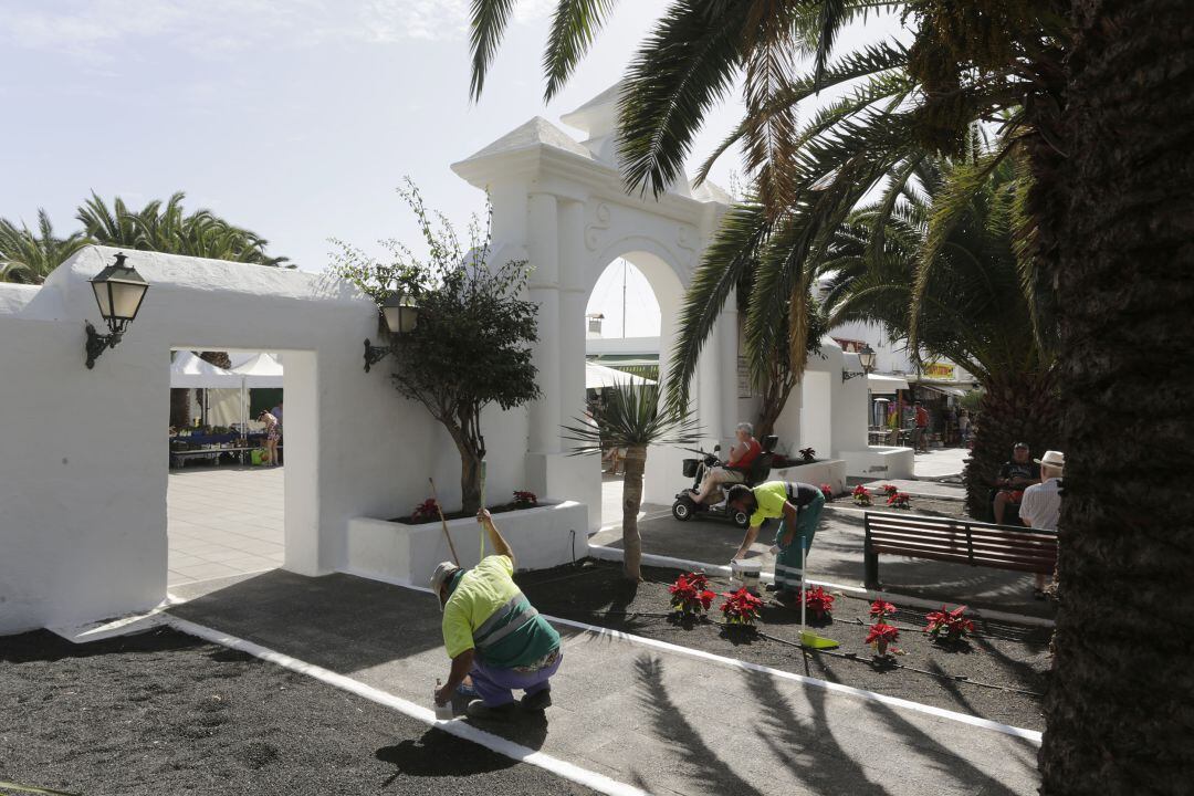 Operarios trabajando en una de las entradas al Pueblo Marinero de Costa Teguise.