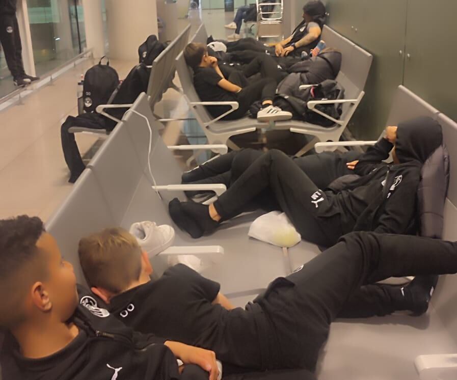 Jugadores de la Academia en el aeropuerto de Barcelona esta noche
