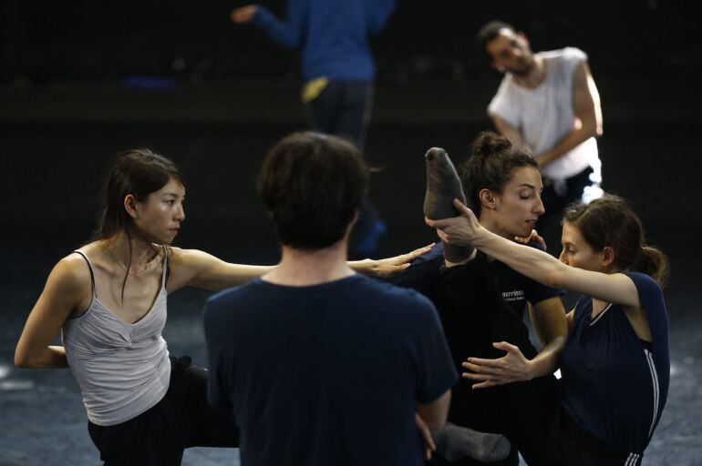 Imagen de un ensayo de &#039;Veronia&#039;, el nuevo espectáculo de la compañía de danza contemporánea La Veronal, que inaugurará el festival Grec 2015