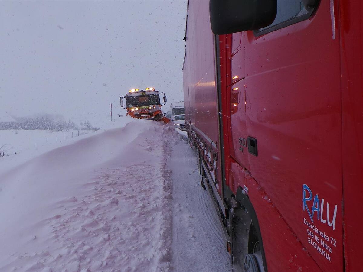 Los camiones retenidos en la A-67 entre Palencia y Cantabria ya están en marcha