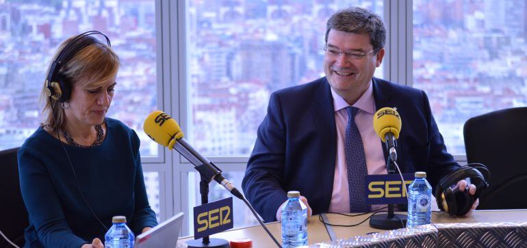 El alcalde, Juan Mari Aburto, en un momento de la entrevista con Gemma Nierga durante el &#039;Hoy por Hoy&#039; emitido en directo desde Torre Iberdrola