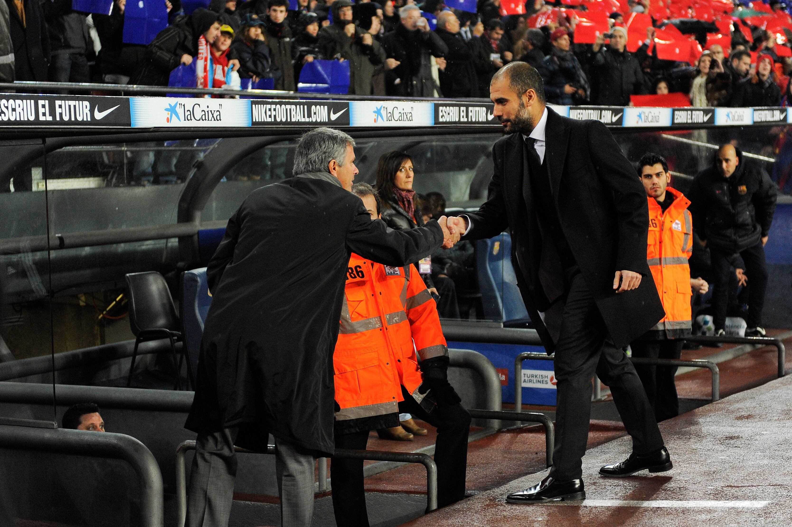 José Mourinho y Pep Guardiola durante un partido en el Camp Nou.