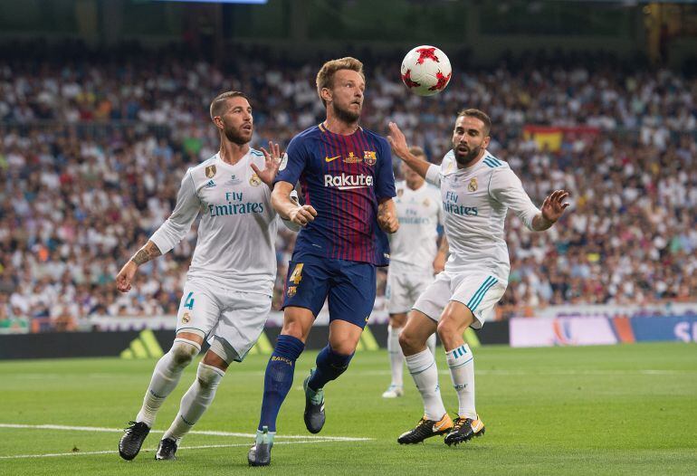 Rakitic, entre Ramos y Carvajal, en el partido de la Supercopa en el Bernabéu
