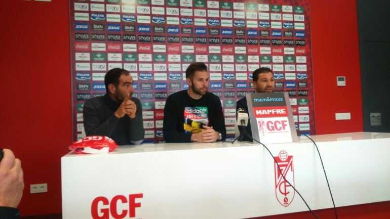 El portero del Granada CF, Jesús Fernández (c) comparece en rueda de prensa