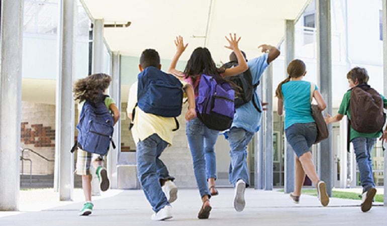 Niños entrando al colegio