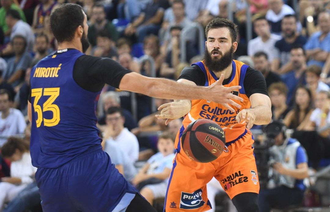 Mirotic (Barça) y Dubljevic (Valencia Basket) 
 ACB PHOTO  P. LARGO  (Foto de ARCHIVO)
 
 09022016 