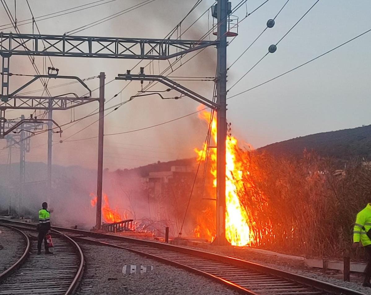 Imatge de l&#039;incendi que s&#039;ha generat a Montcada per un robatori de cable