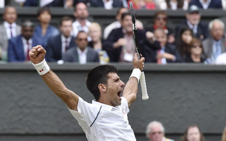 Novak Djokovic celebra su tercer título en Wimbledon.