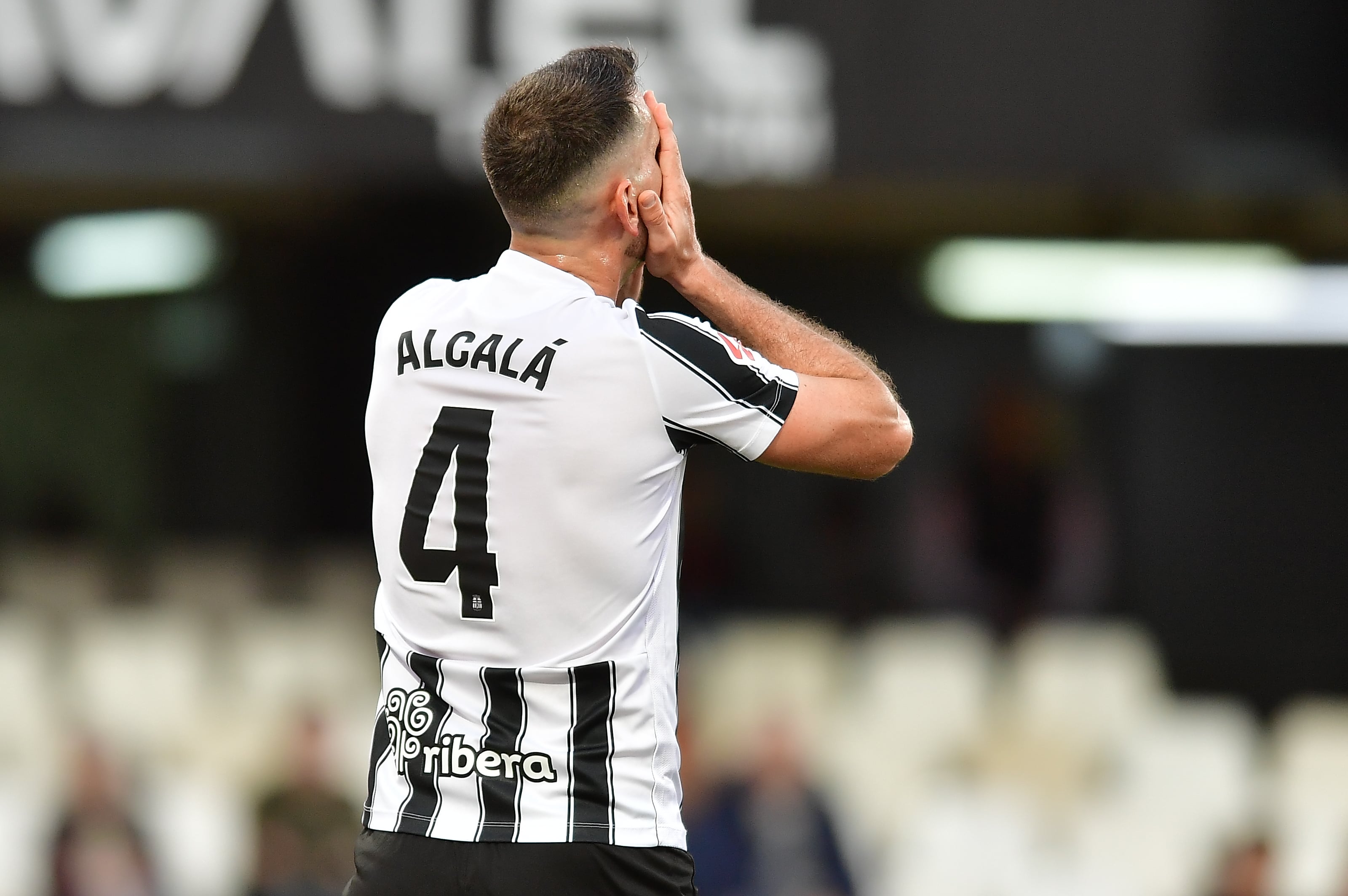 Alcalá se lamenta durante el último partido