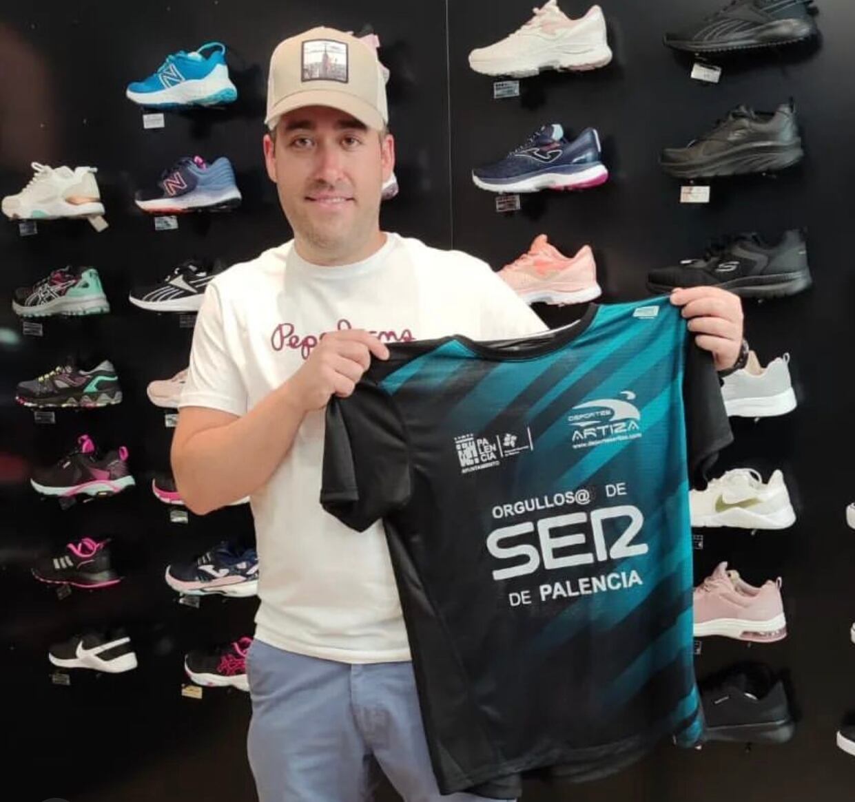 Edu Narganes posa en Artiza con la camiseta de la carrera nocturna