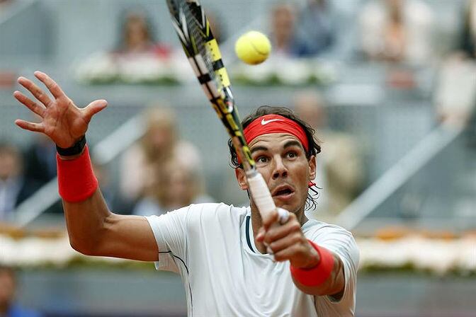 Rafa Nadal devuelve una bola en el Masters 1000 de Madrid