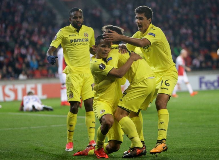 Carlos Bacca celebra el primer gol durante el partido de Europa League. 