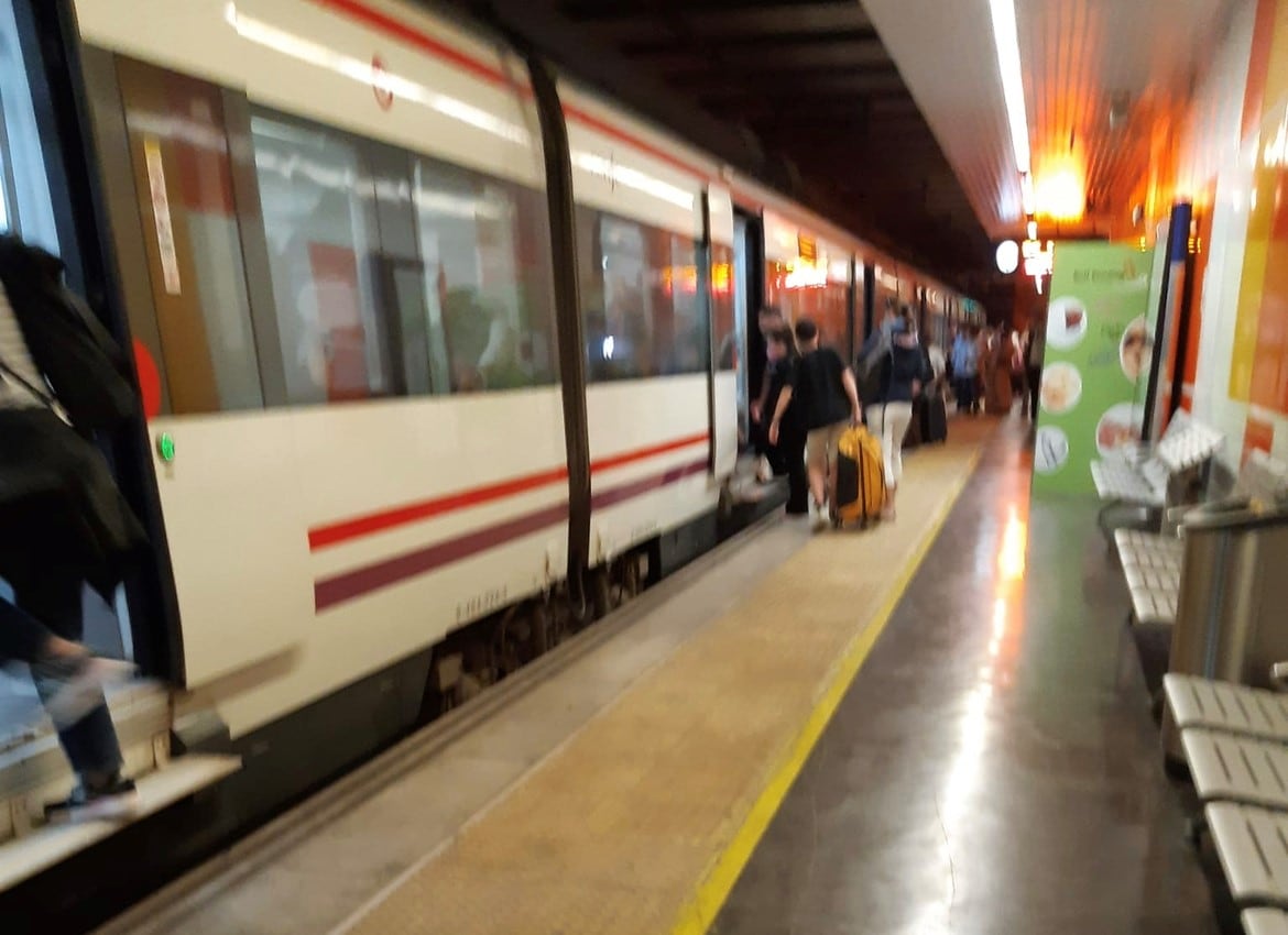 Parada de un Cercanías en la Estación Vialia