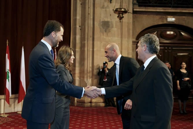 Don Felipe y Doña Letizia saludan al presidente de la Federación Española de Fútbol, Ángel María Villar, y al portero Pepe Reina durante la audiencia previa la ceremonia de entrega de premios.