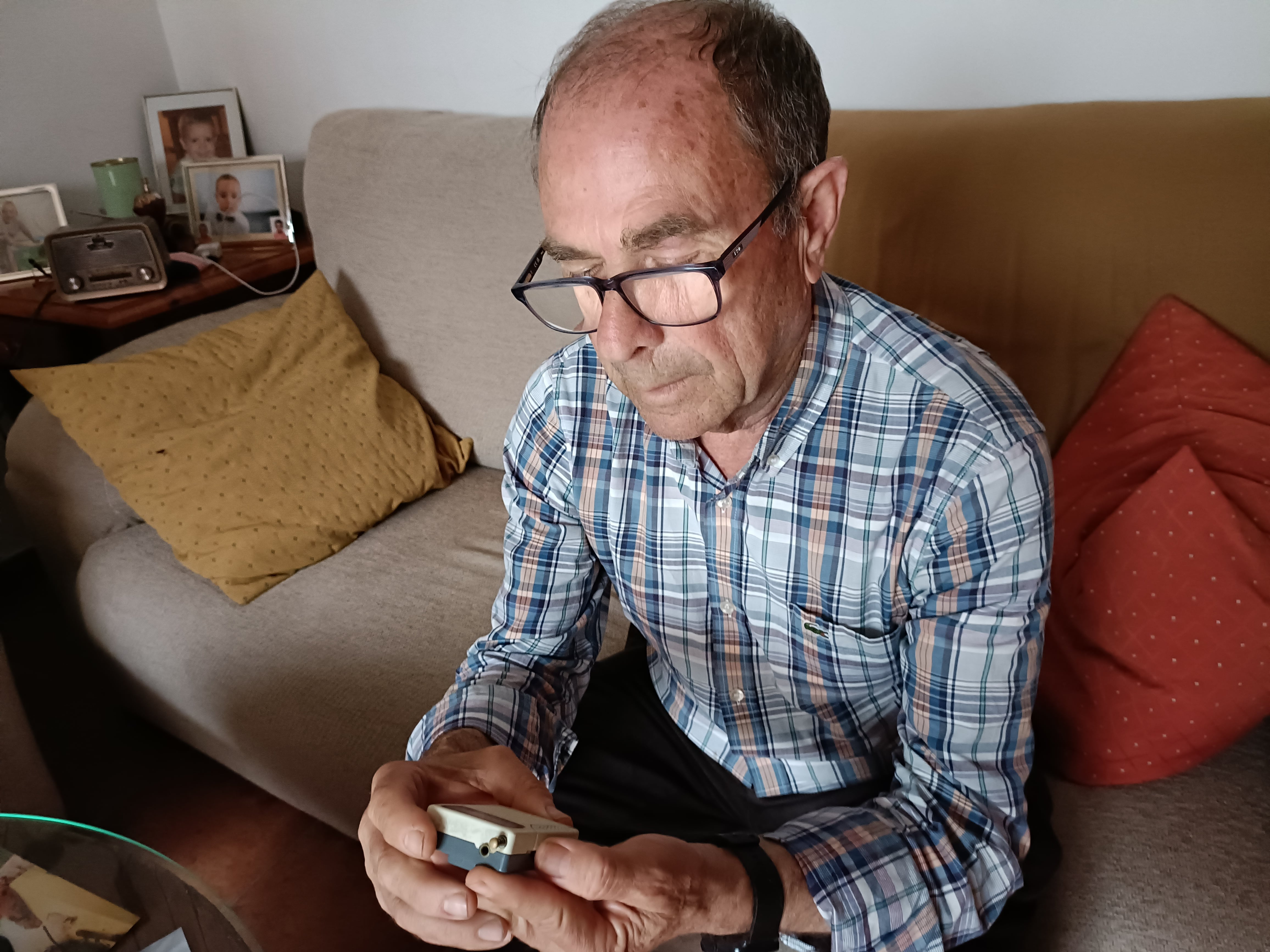 Don Gaspar, padre de Raquel, con la radio que utilizaba su hija en el hospital