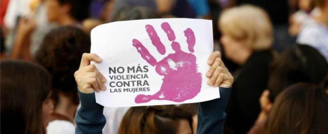 Una mujer sujeta un cartel reivindicativo 